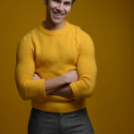 Tim Muller portrait studio jaune et pull jaune