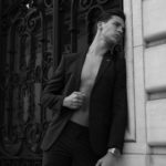 Tim Muller photo en extérieur contre une porte en noir et blanc