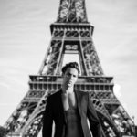 Tim Muller portrait noir et blanc devant la tour eiifeil à Paris