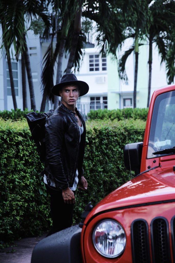 photo Pierrot Muller model extérieur. Miami avec sac et chapeau